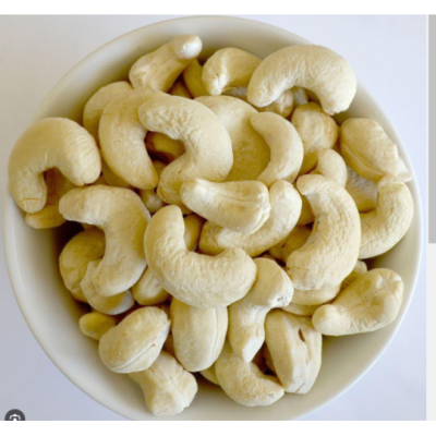 A close-up comparison of premium large-sized cashews, demonstrating the superior quality, robust thickness, and visual perfection of Vietnamese export nuts.